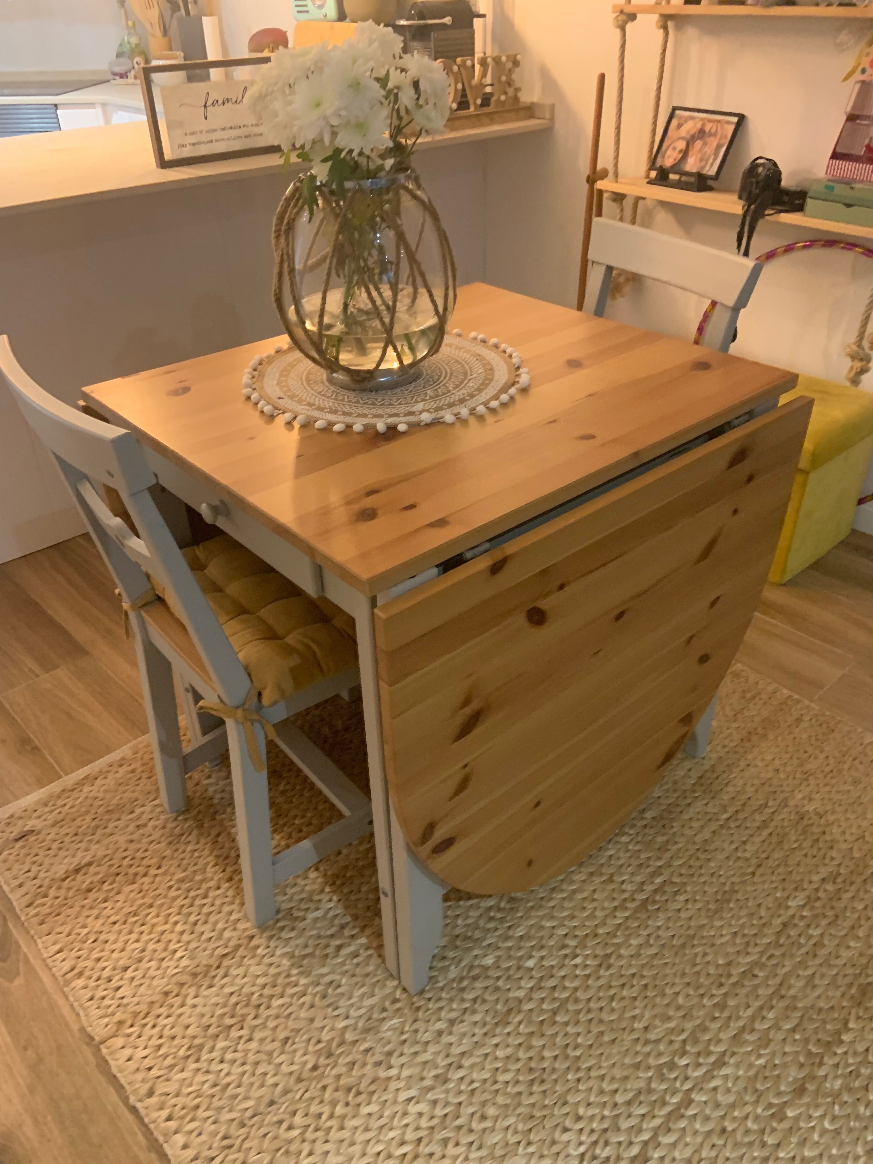 Mesa de jantar extensível e 4 cadeiras