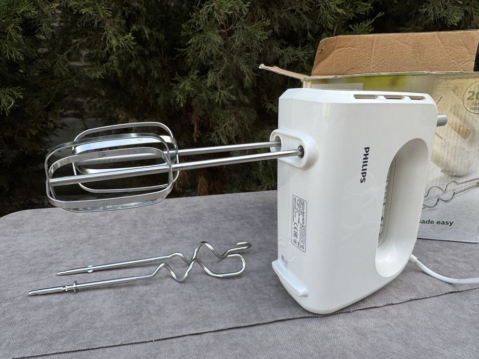 Ручной миксер Philips HR3705 (300 Ватт) с венчиками и крюками