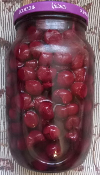 Вишня у власному соку без кісточки