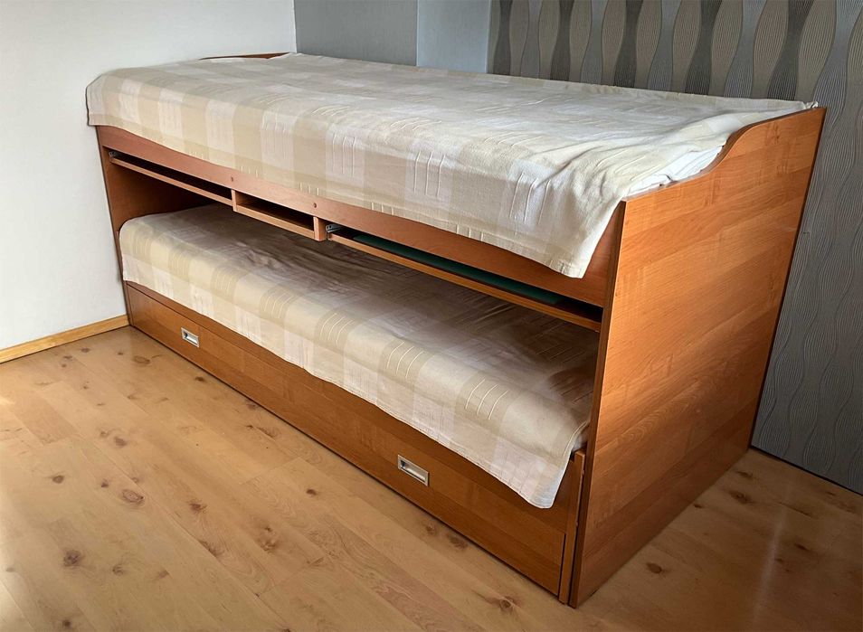 Łóżko podwójne wysuwane z biurkami i pojemnikiem
