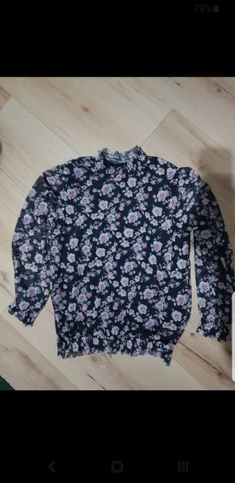 Czarna bluzka w pudrowe różyczki rozmiar 36 Mohito