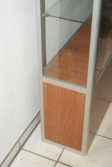 Gablota witryna na skarby, stare rowerowe lampki, modele, figurki itp