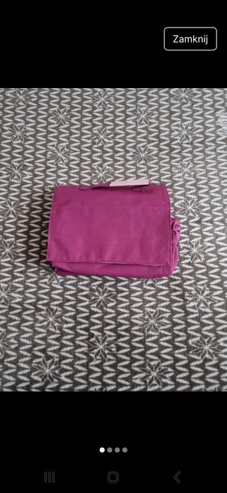 Nowa kosmetyczka z lusterkiem na rzepy.
Wymiary dlugość 25 cm, szeroko
