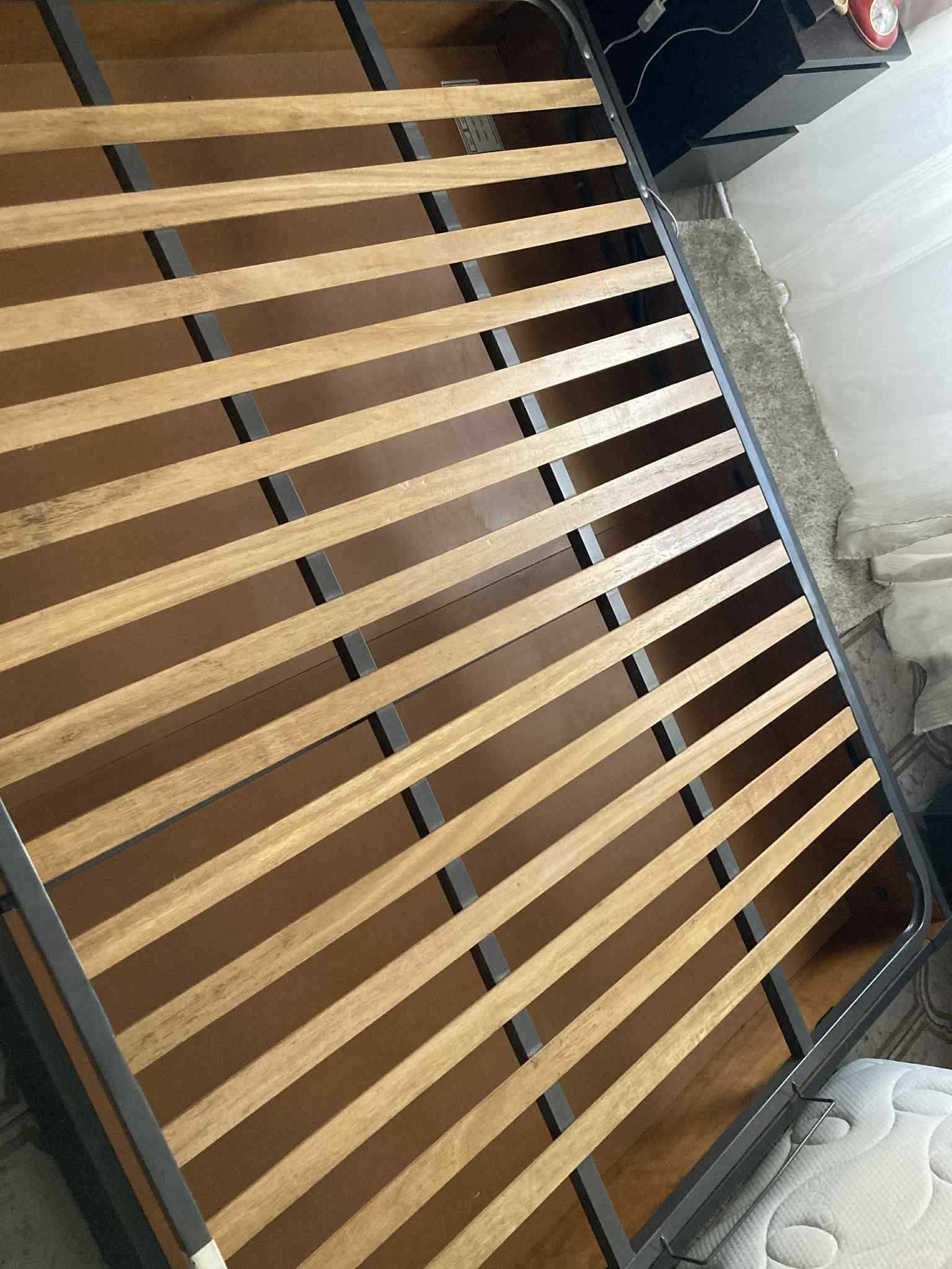 Cama de casal com arrumação + mesa cabeceira