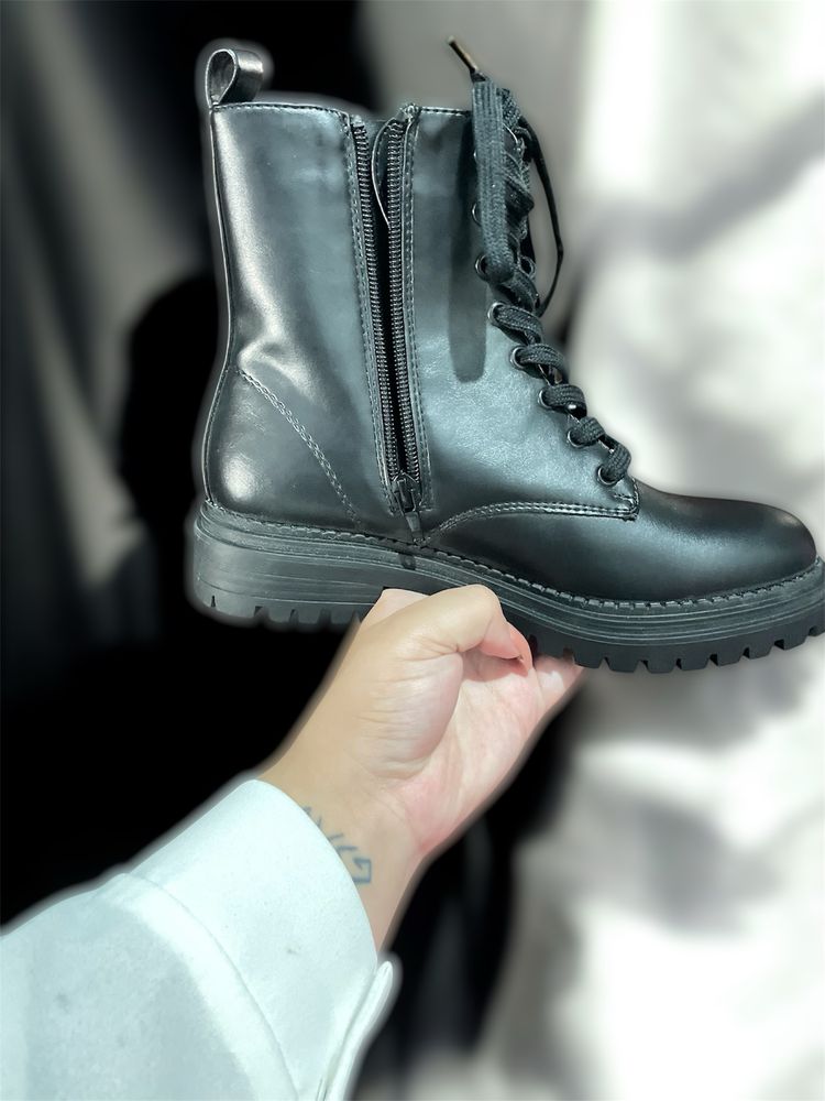 Botas pretas tornozelo