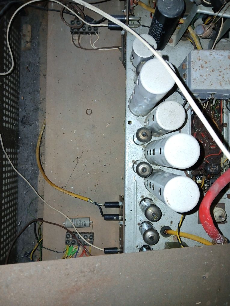 Rádio e giradiscos antigo