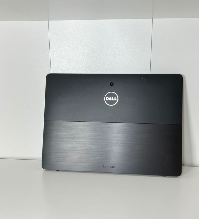 Dell Latitude 5285
• Procesor: Intel Core i3-7100U