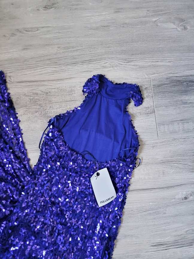 Cekinowa sukienka midi z odkrytymi plecami rozcięcie halter cekiny