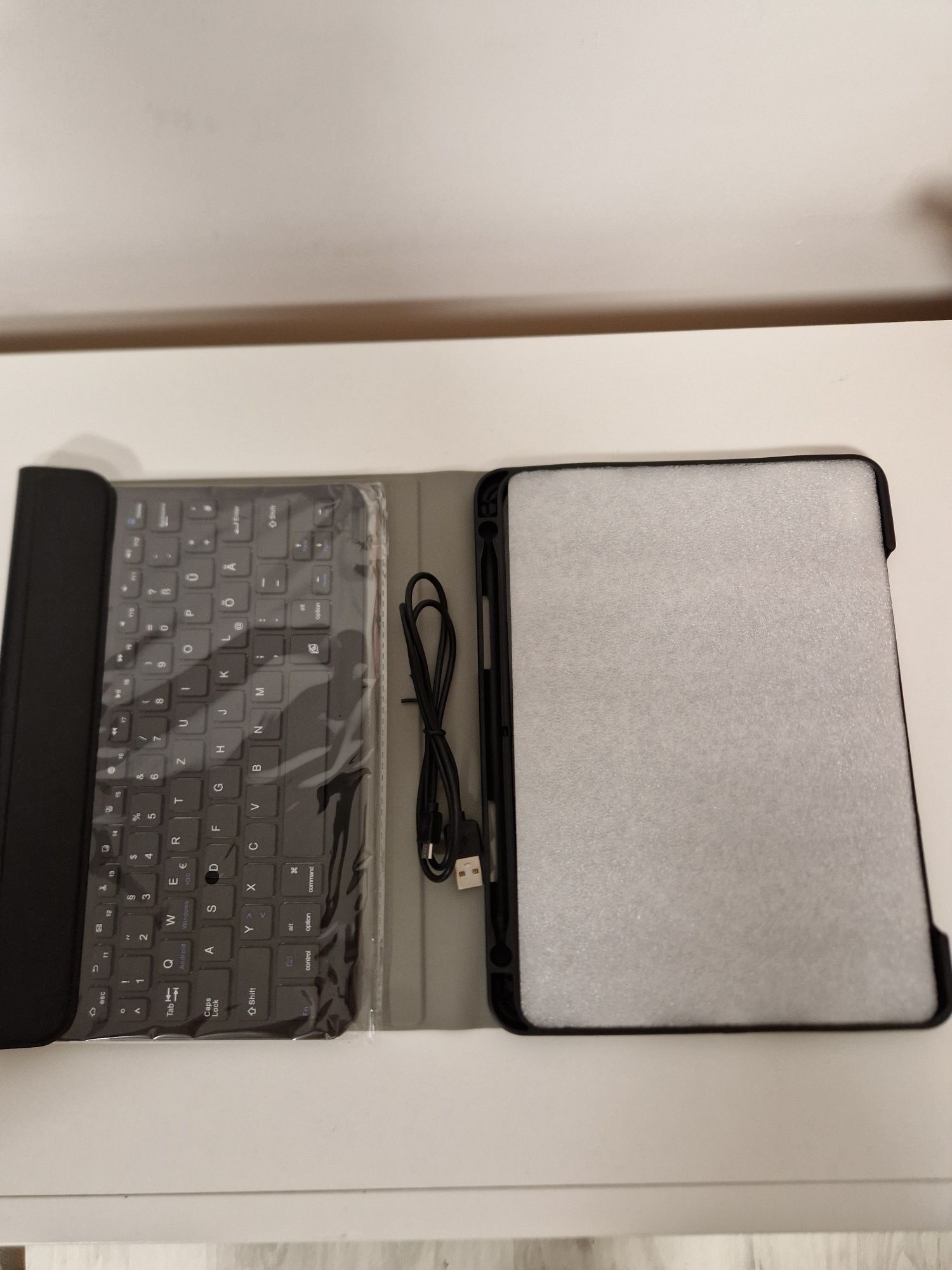 Etui z bezprzewodową klawiaturą do IPAD'a 11 PRO
