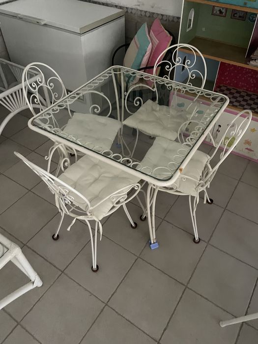 Mesa e cadeiras de ferro