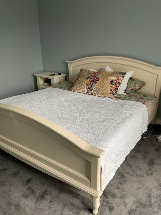 Zestaw sypialniany w stylu ludwikowskim. Łóżko plus dwie szafki