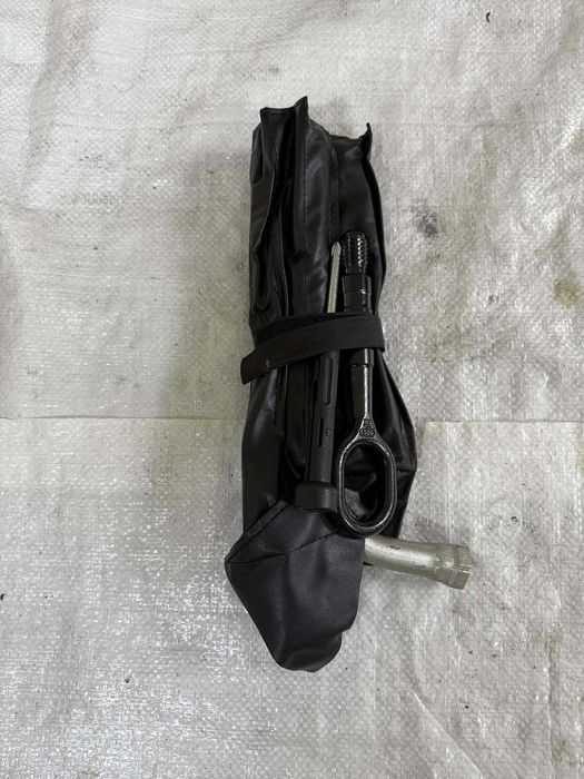 Домкрат  в комплекті Audi Кью кю q5 Q5 2008-2017 8R0011031E