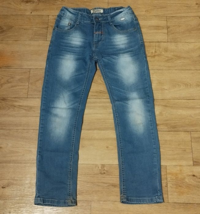 Джинси 134 см; спортивні штани 128 см