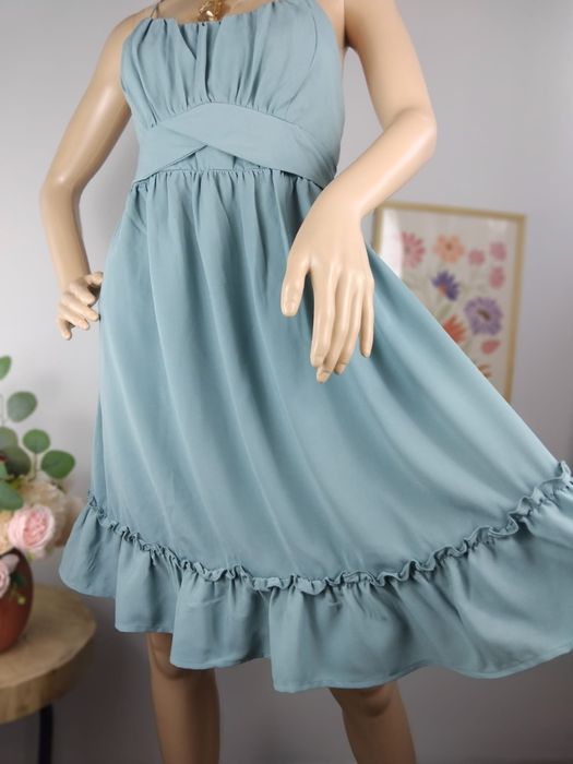 Elegancka sukienka wiązana na plecach rozkloszowana falbany koktajlowa