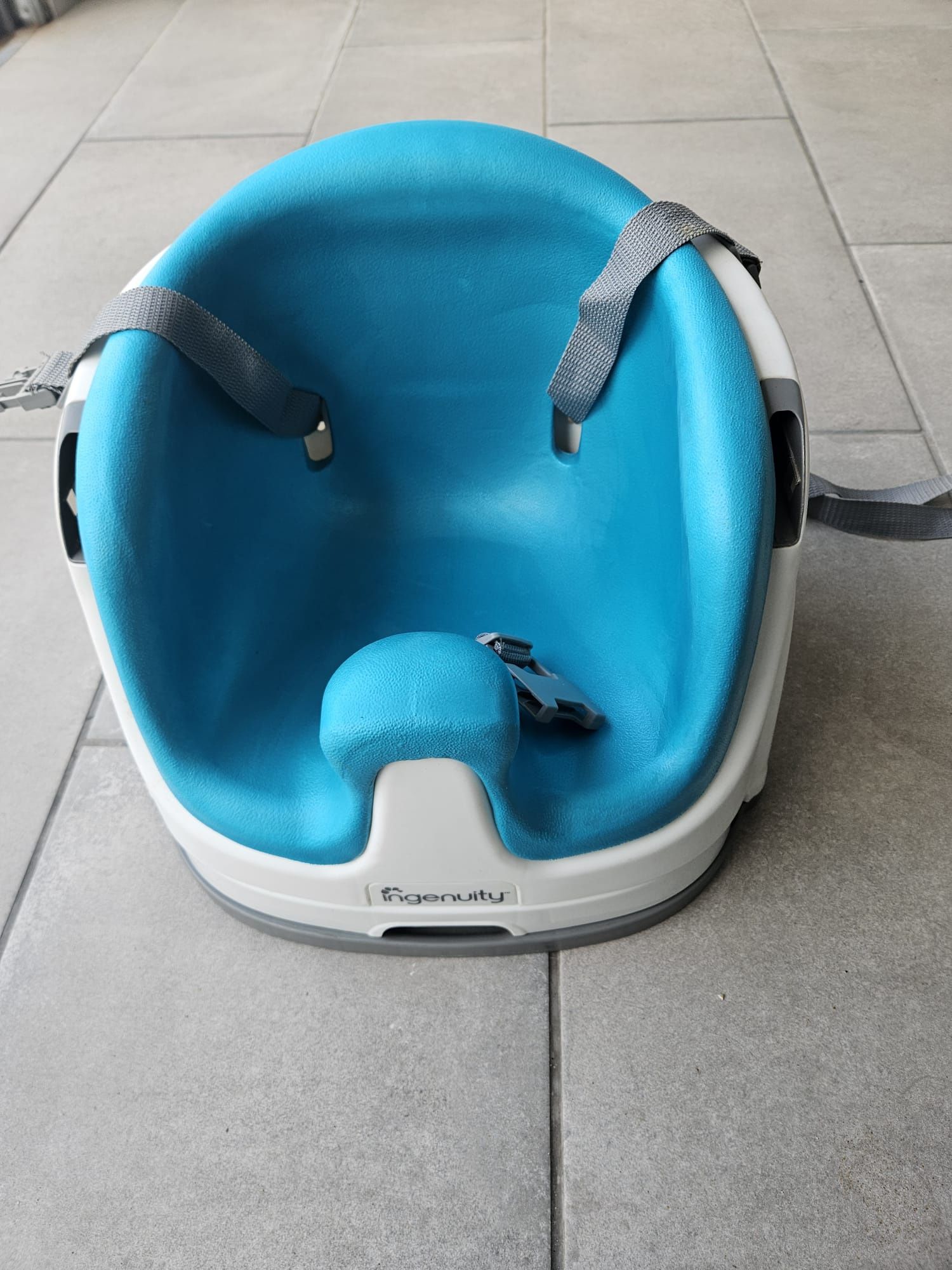 Cadeira Ingenuity com mesa de refeição