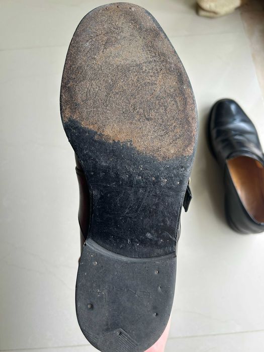 Sapatos clássicos em pele