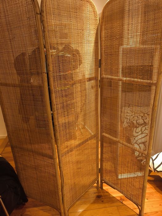 Vendo biombo em bambu e ratan encontra se como novo .   Pouvo usado,lx
