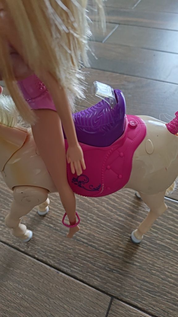 Interaktywny konik barbie Mattel rży i chodzi