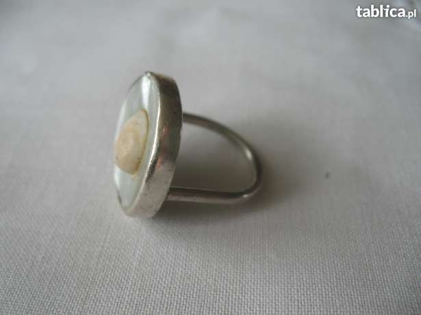 Komplet: pierścionek (rozm.17) i wisiorek  masa perłowa,agat brazylijs