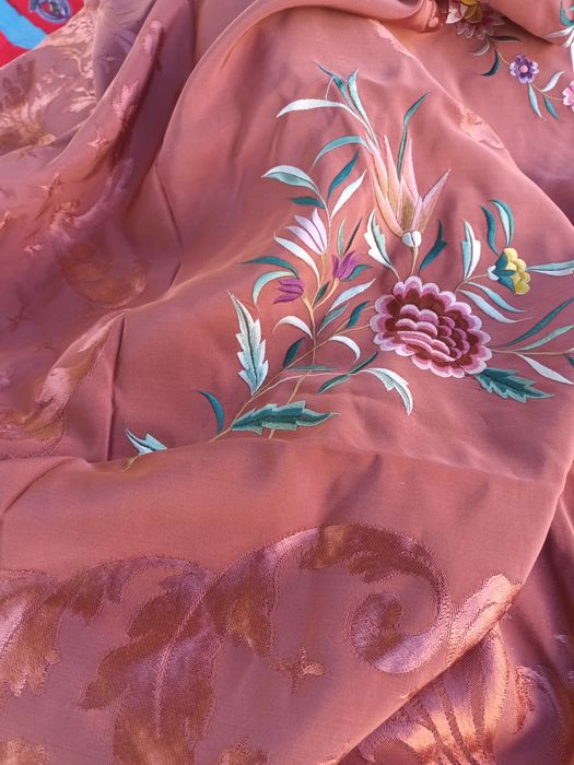 Belíssima colcha em seda bordada