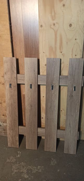 Wieszak do przedpokoju na cztery haki. Po ekspozycyjny. -50%