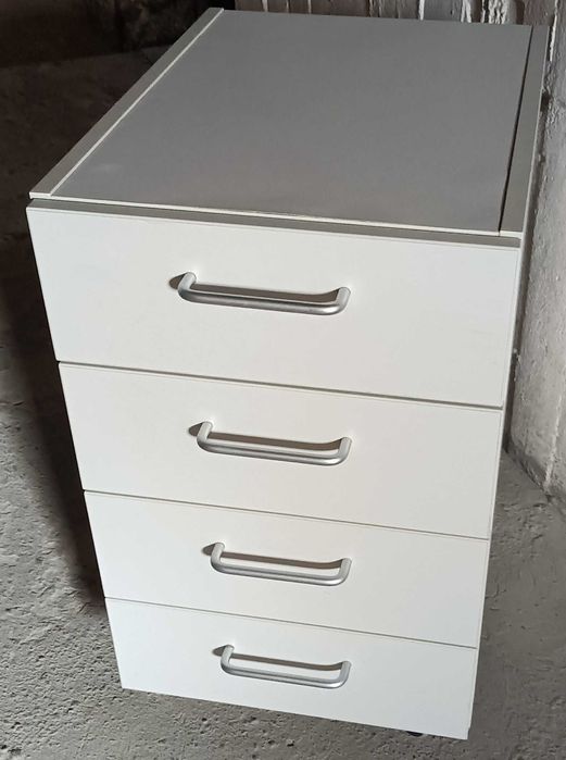 szafka na kółkach z czteroma szufladami