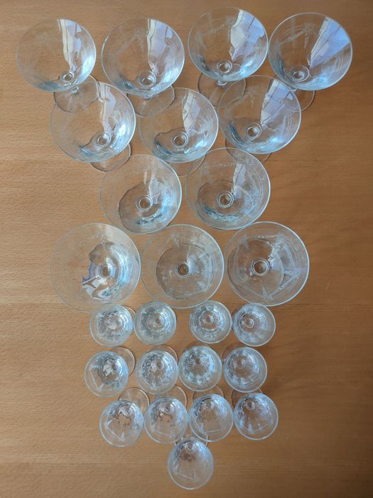 Conjunto de copos e taças antigas desenhadas á mão.