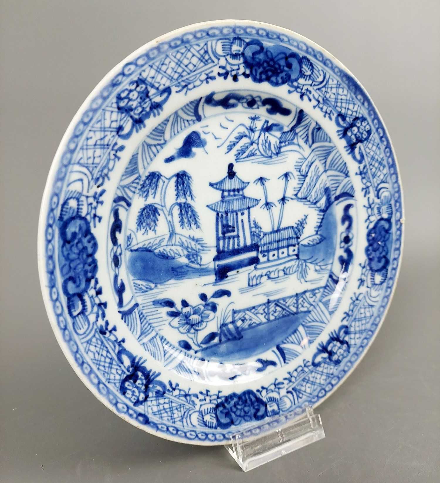 Belo prato de porcelana chinesa azul e branco  Qianlong (1736 a 1795)