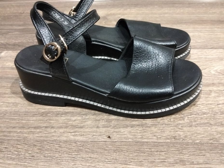 Продам шкіряні босоніжки