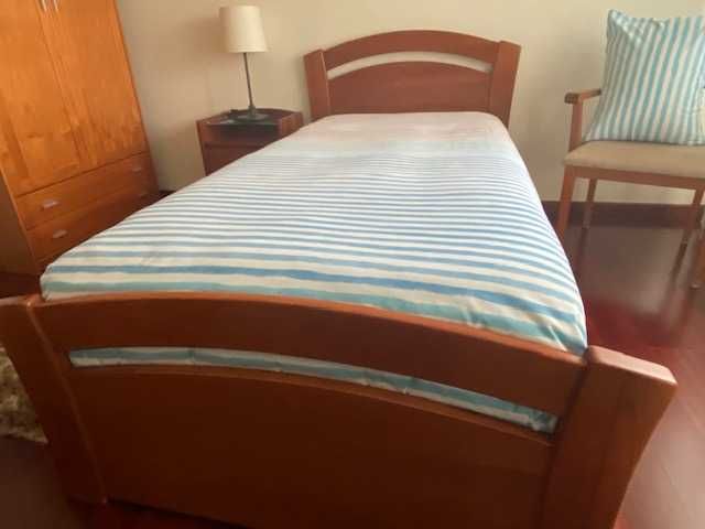 Cama Corpo e Meio + Mesa Cabeceira + Colchão Novo