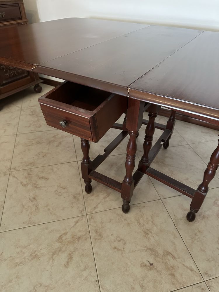 Mesa retratil/ extensível em madeira