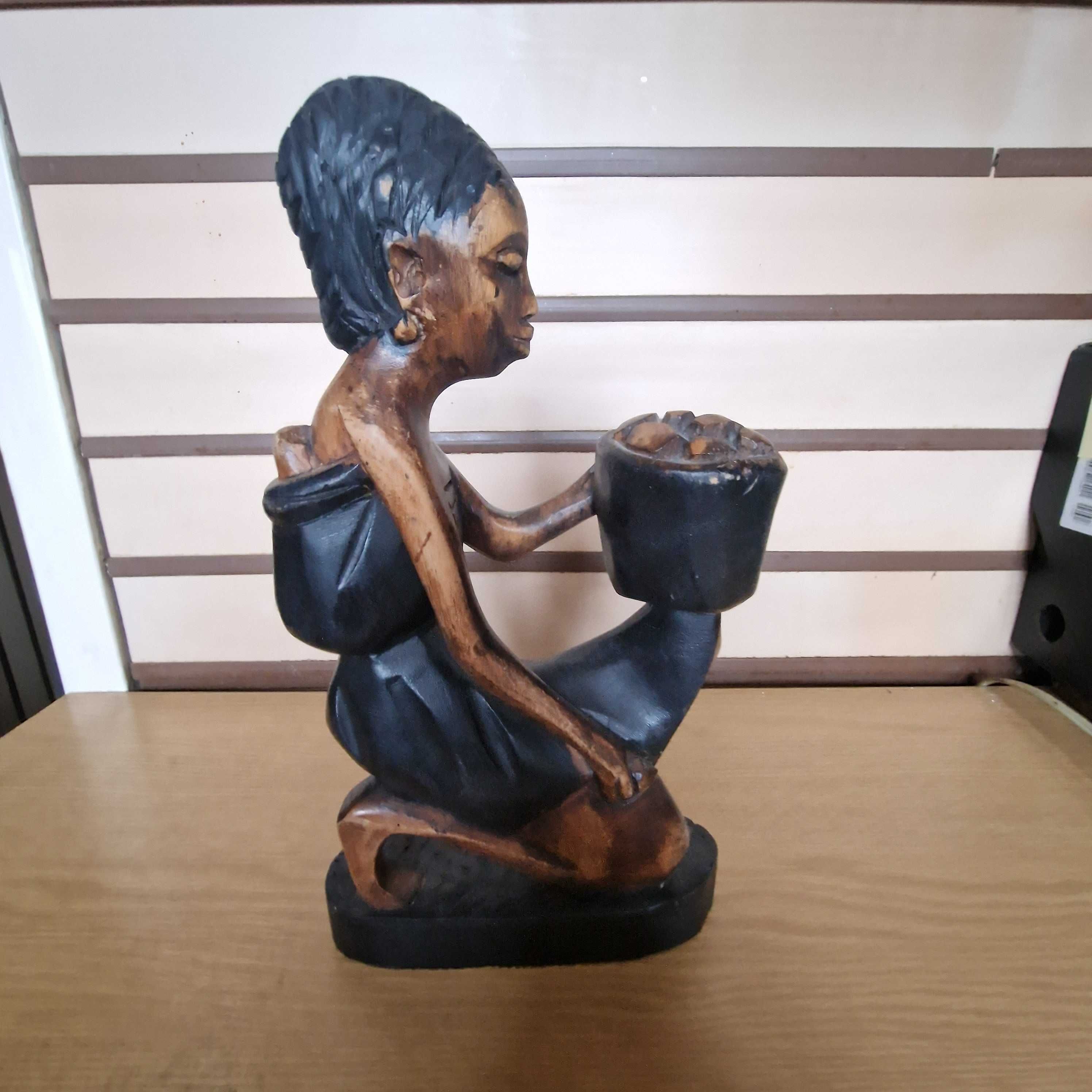 Rzeźba figurka kobieta afrykańska przy pracy drewno egzotyczne