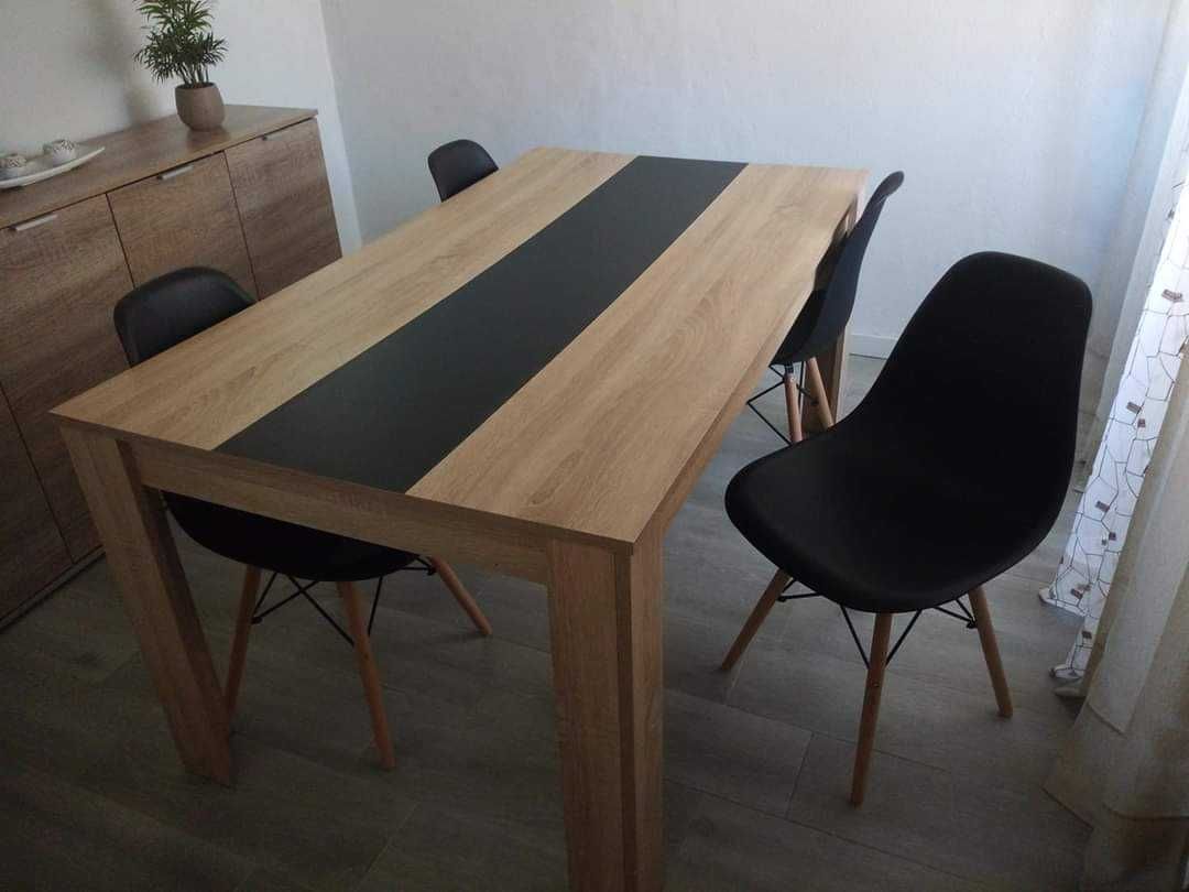 Mesa de jantar sem cadeiras