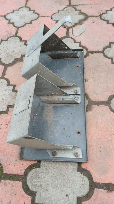 Бокс для крепления противооткатных башмаков.