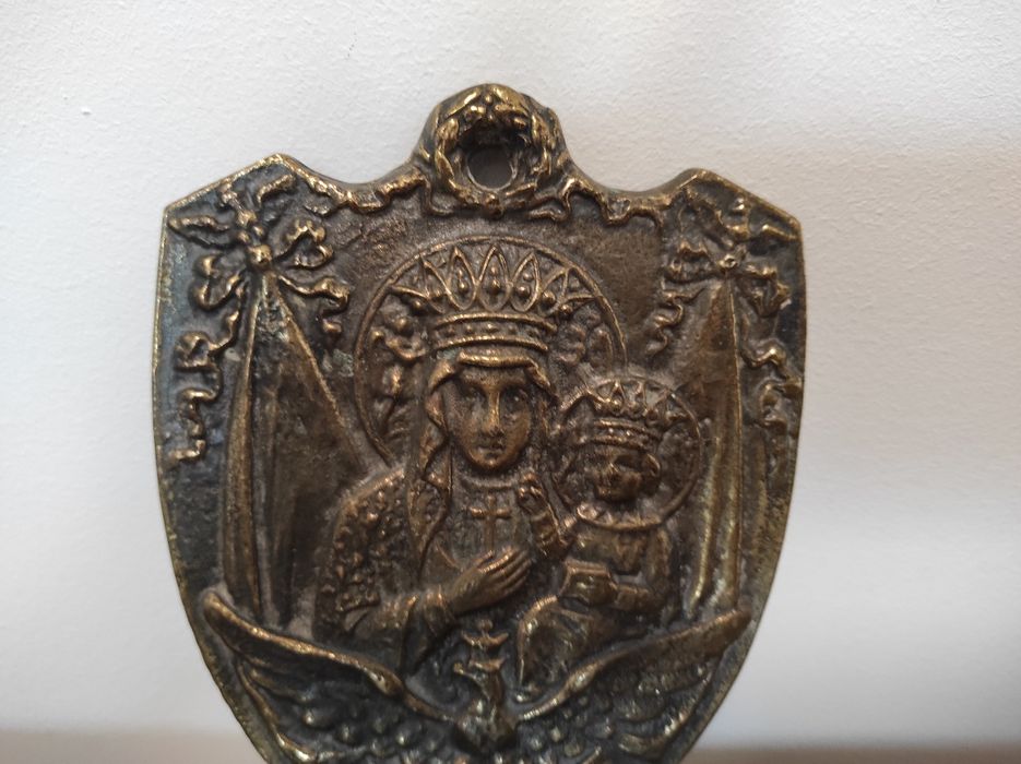 Mosiężny ryngraf z Matką Boską