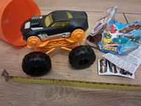 samochodzik z jajka z niespodzianką Big Wheels