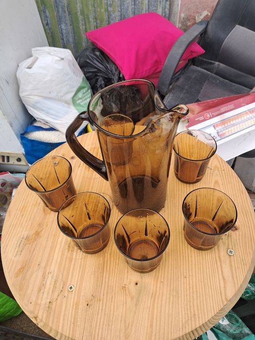 Jarro com seis copos vidro castanho
