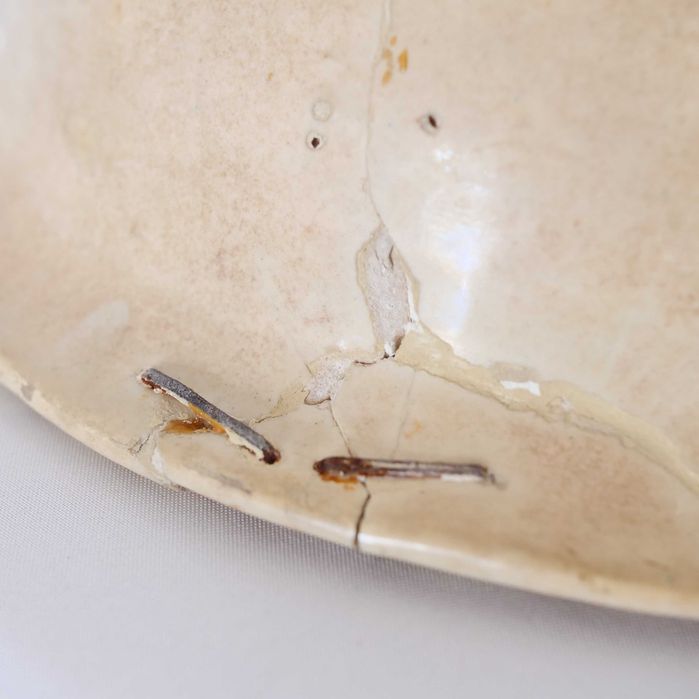 Bacia em faiança pintada à mão e agrafada