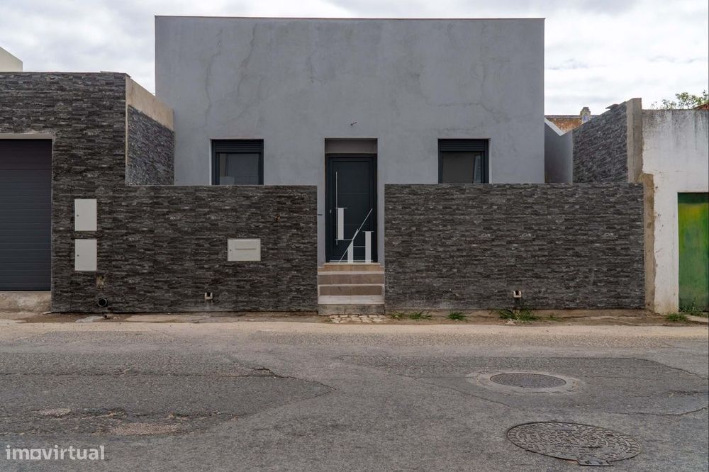 Moradia T3 Térrea com Terraço — Em Remodelação | Olhão