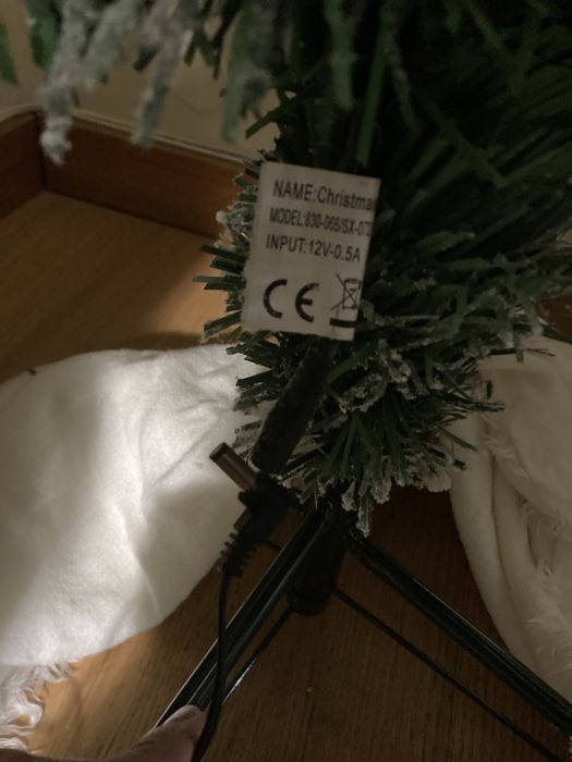 Arvore natal com luzes integradas e enfeites