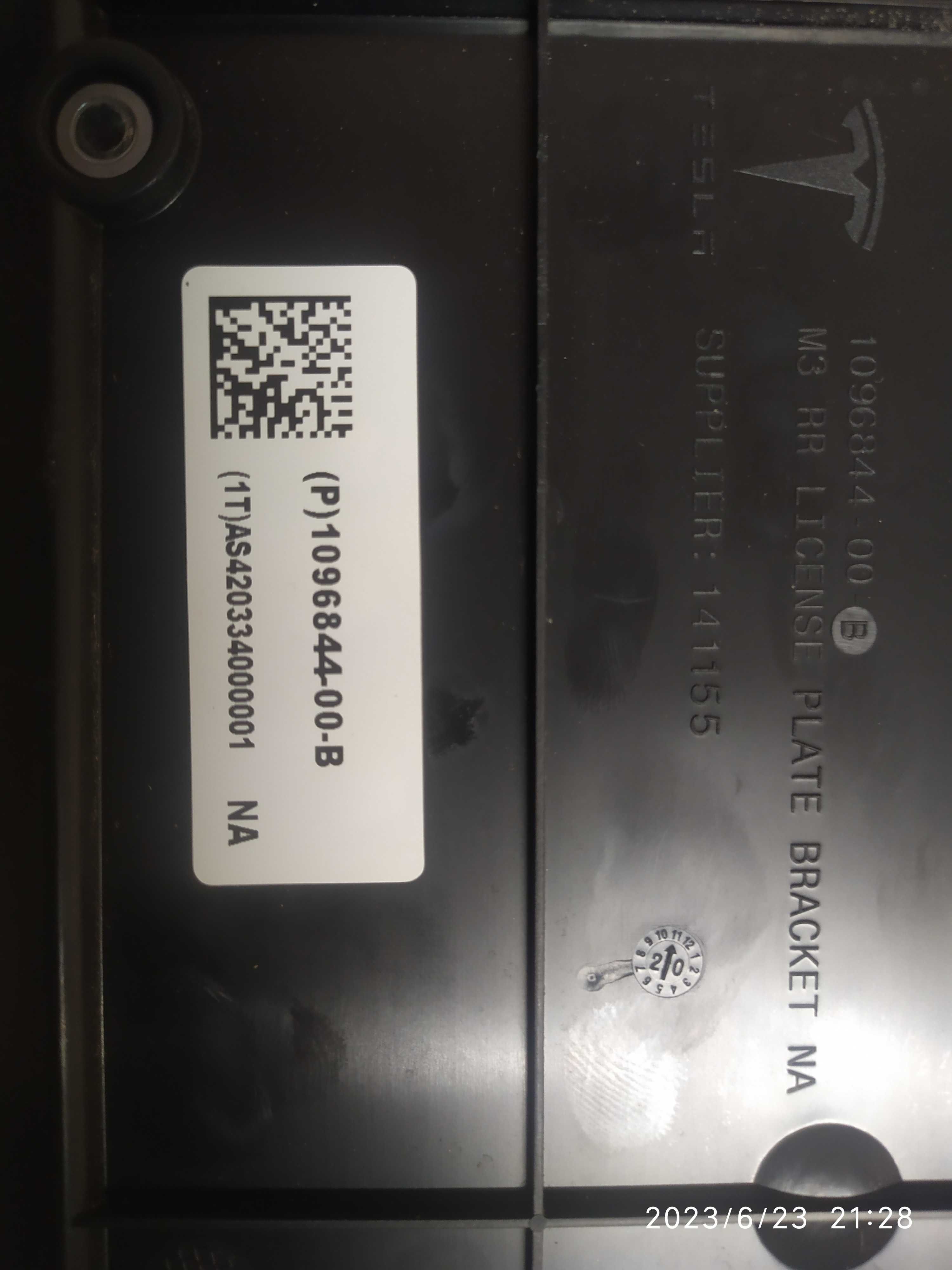 1096844-00-B кронштейн номерного знака задній tesla