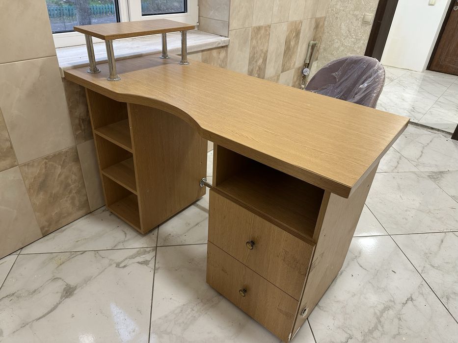 Стіл письмовий або для манікюру.