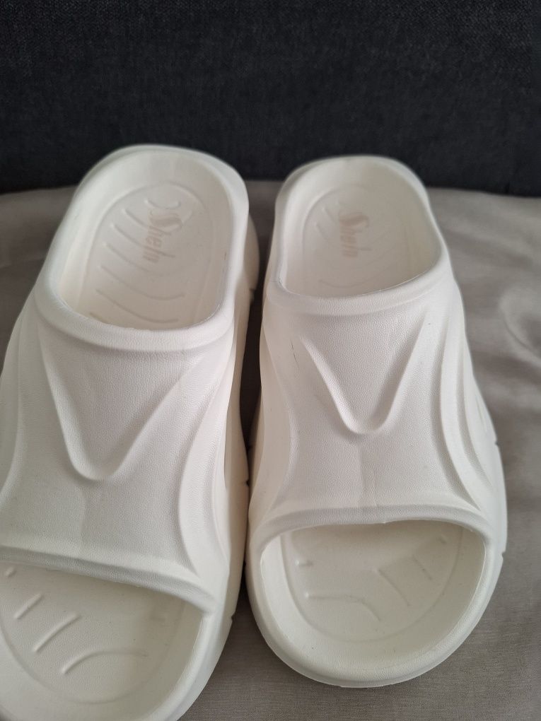Chinelos com plataforma