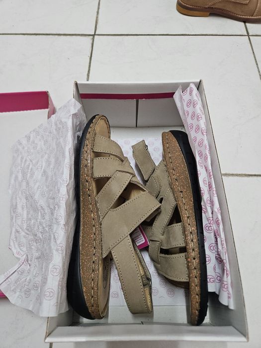 Vendo sandálias senhora