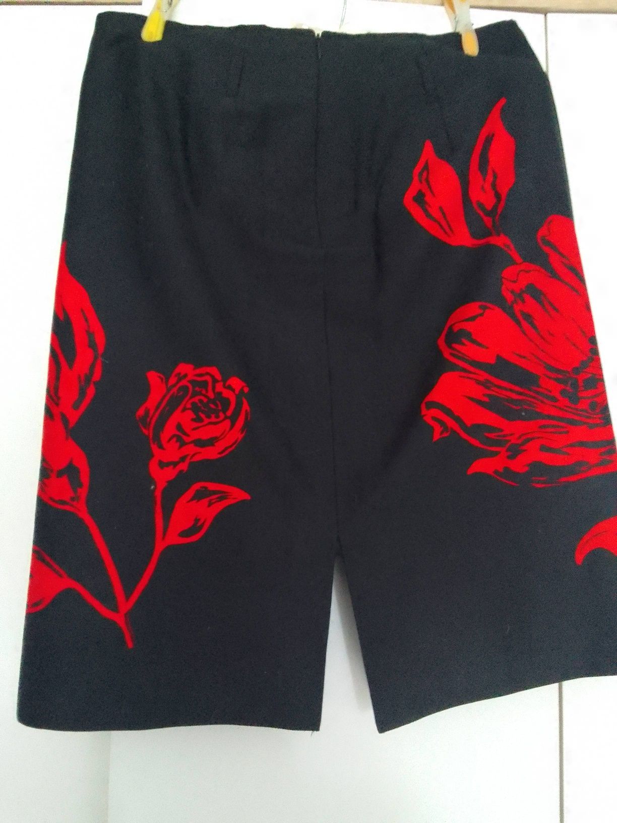 Czarna spódniczka z czerwonym kwiatem
