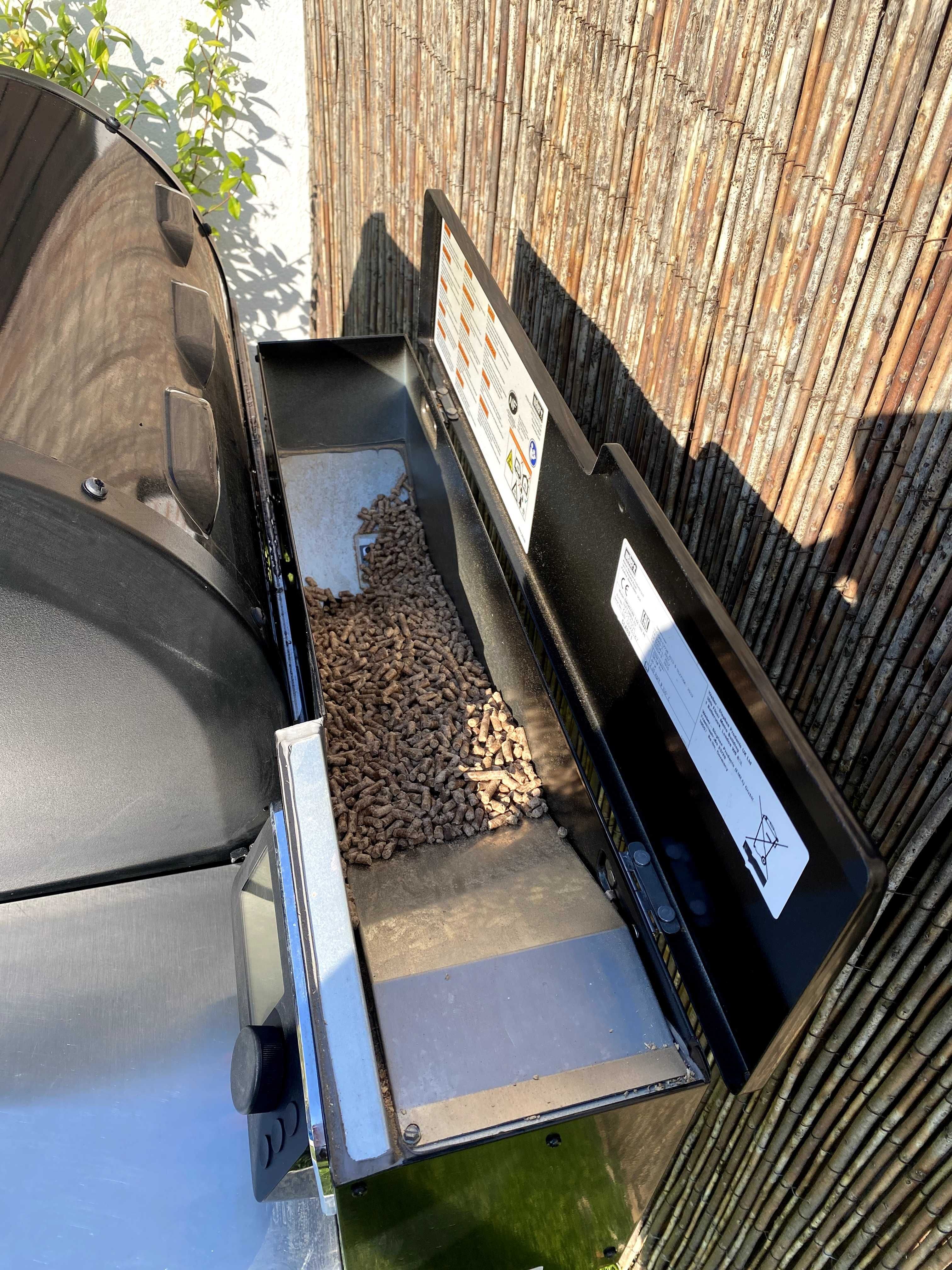 Grelhador WEBER a pellets de madeira SmokeFire EX4 GBS