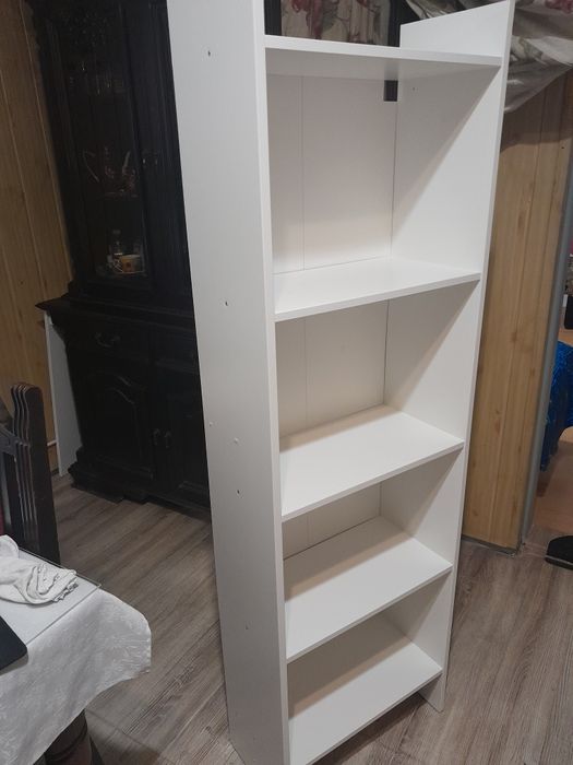 Regał-słupek na książki