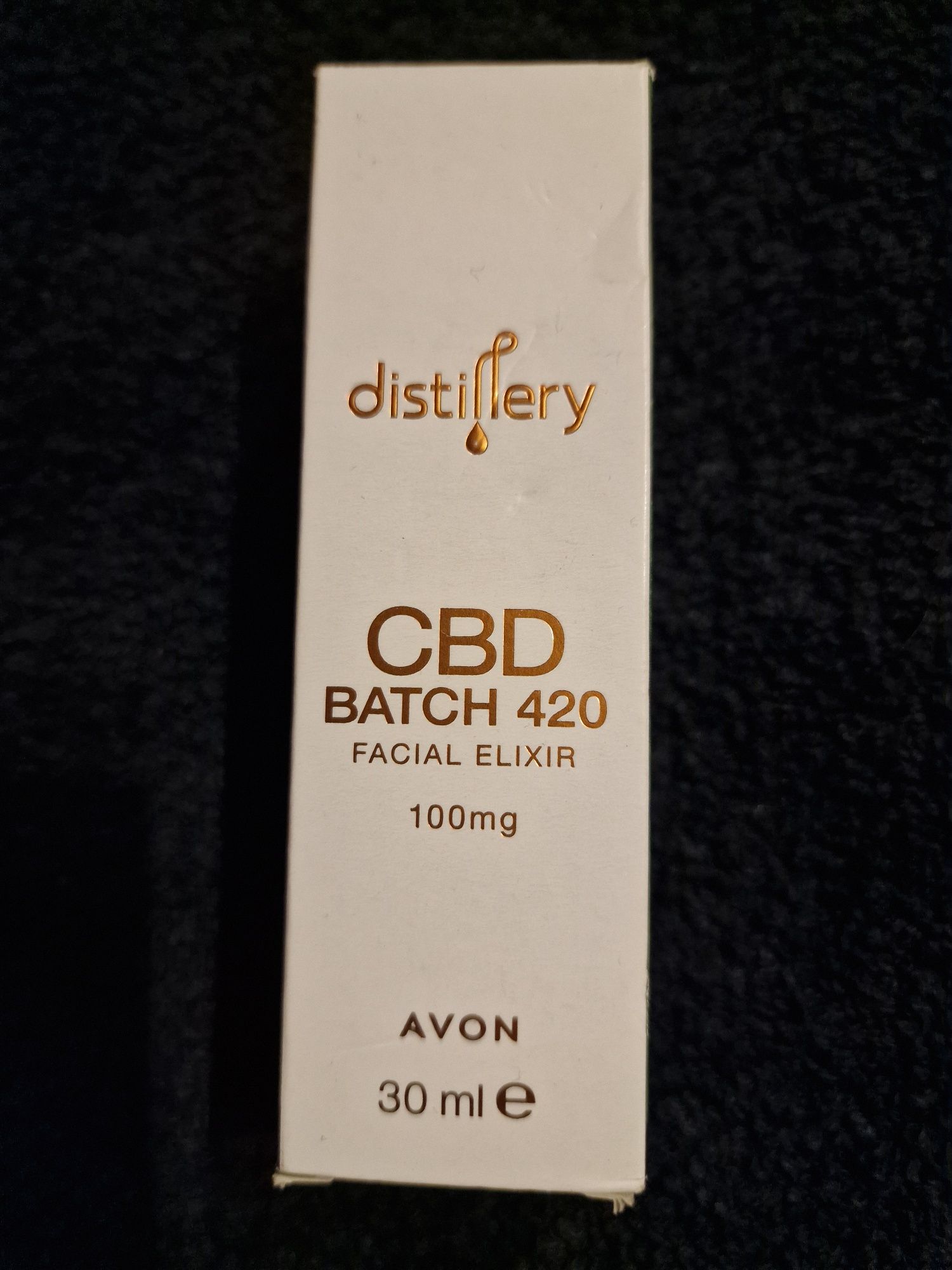 Kojący eliksir do twarzy z olejem konopnym Avon distillery 30 ml