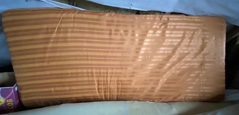 Ліжко ручної роботи, дерево, матраци в дуже хорошому стані.