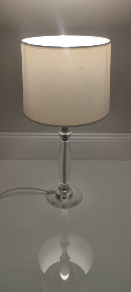 Lampa stojąca w stylu Glamour z kloszem.